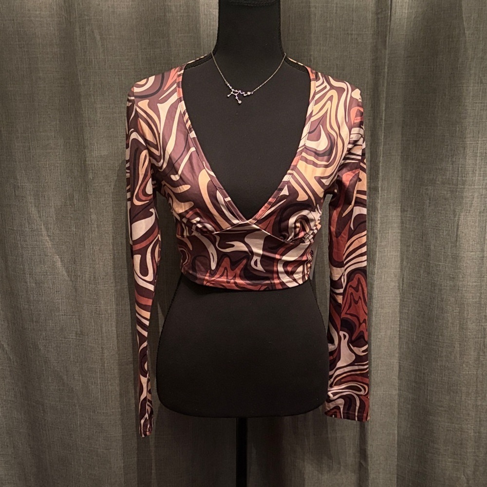 SHEIN V-Neck Swirl Crop Top in Brown and Cream